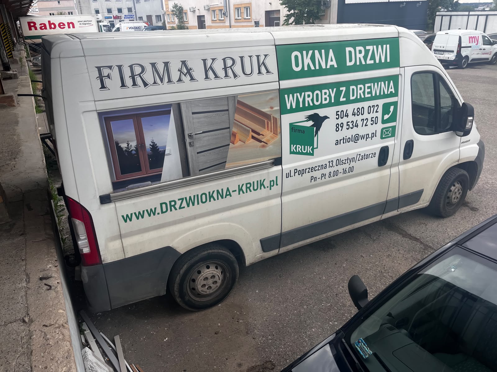 Samochód firmowy FIRMA KRUK przy salonie w Olsztynie